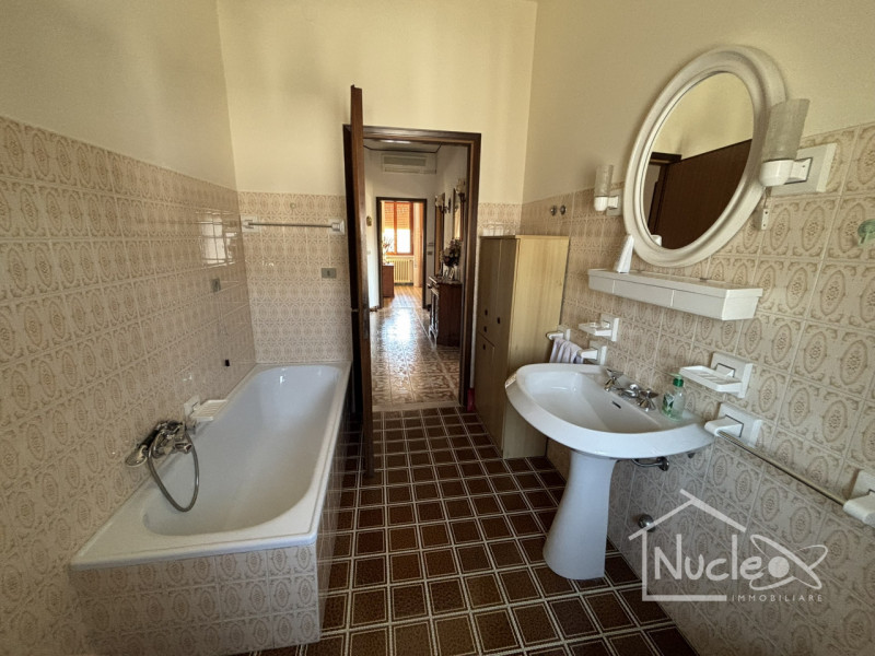 Pernumia, in quartiere residenziale tranquillo, su strada di quartiere poco trafficata, vendesi c...