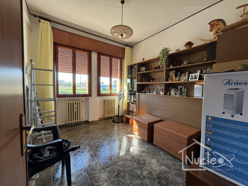 Pernumia, in quartiere residenziale tranquillo, su strada di quartiere poco trafficata, vendesi c...