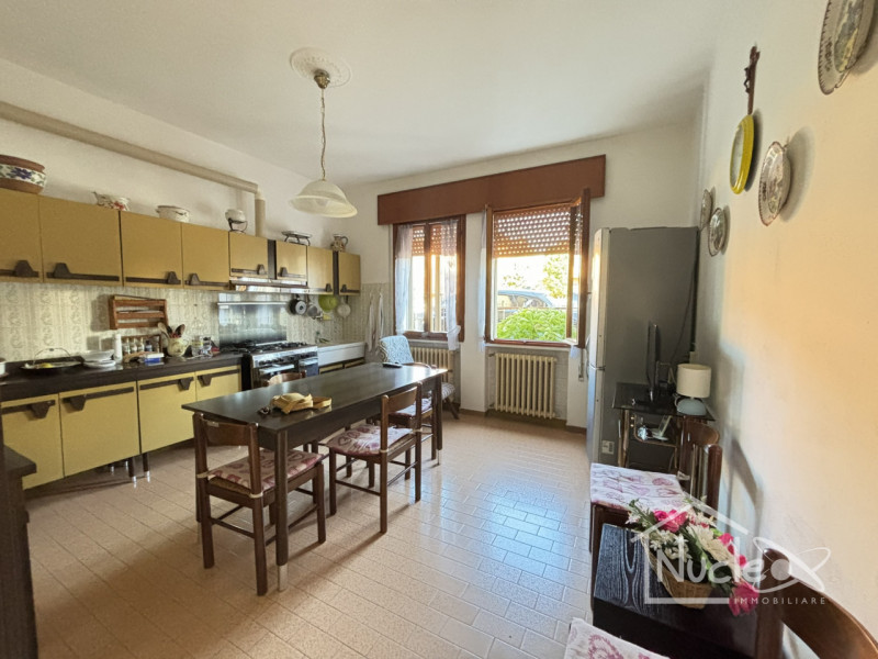 Pernumia, in quartiere residenziale tranquillo, su strada di quartiere poco trafficata, vendesi c...