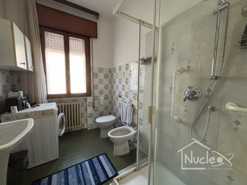 Pernumia, in quartiere residenziale tranquillo, su strada di quartiere poco trafficata, vendesi c...