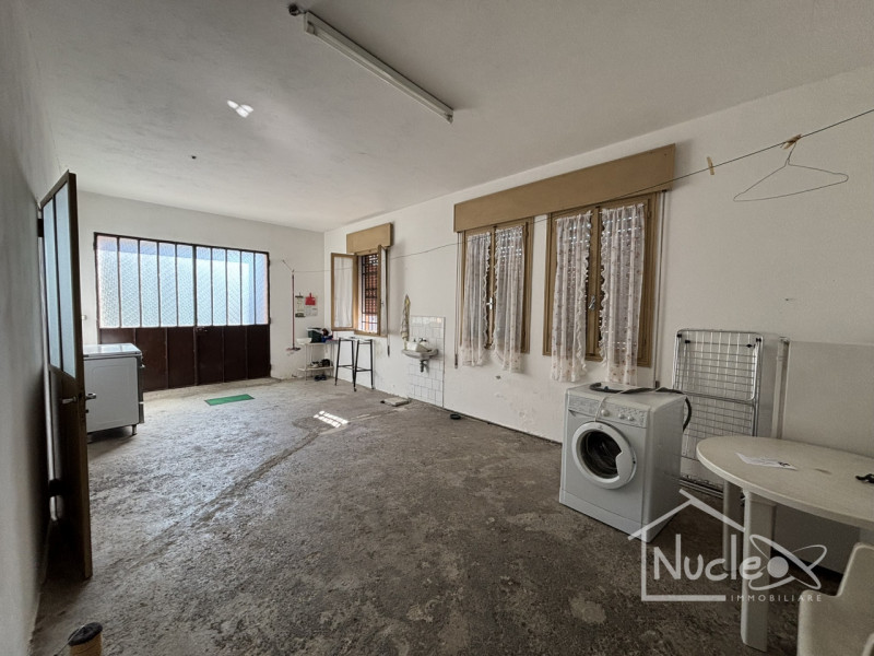 Pernumia, in quartiere residenziale tranquillo, su strada di quartiere poco trafficata, vendesi c...