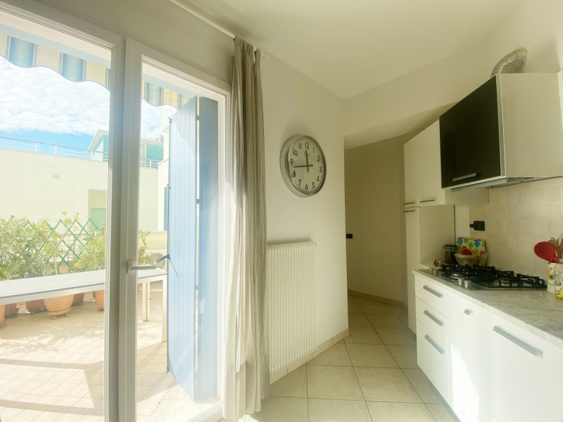 (Per INFO Mara 3481536890) A Caorle, nel lungomare Trieste, in un condominio fronte mare al terzo...