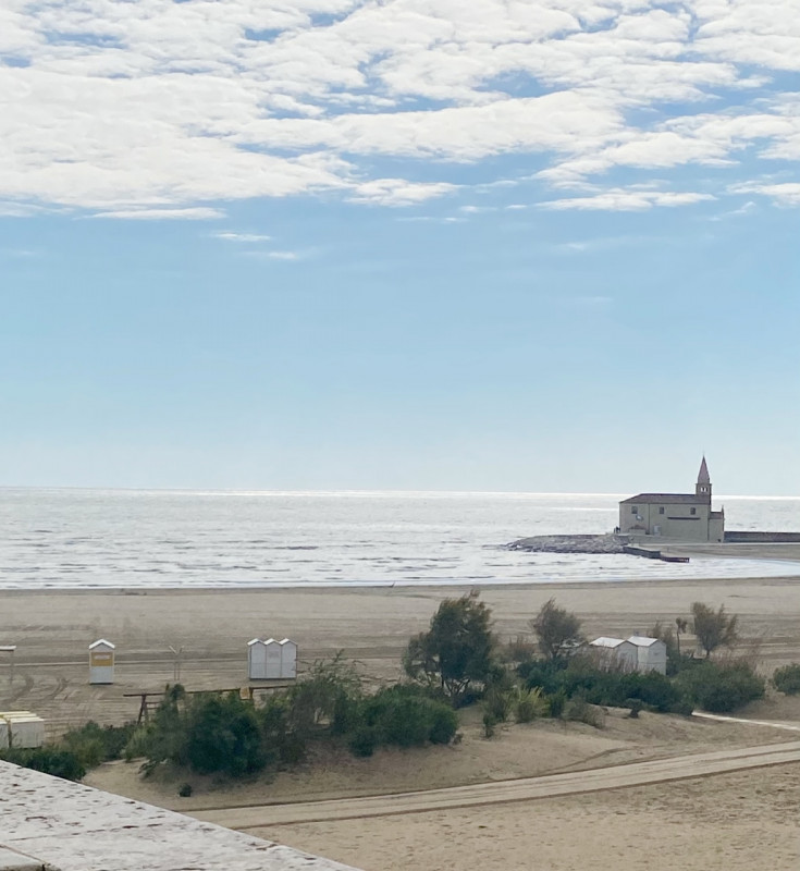 (Per INFO Mara 3481536890) A Caorle, nel lungomare Trieste, in un condominio fronte mare al terzo...