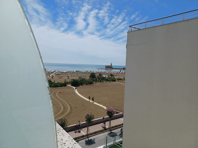 (Per INFO Mara 3481536890) A Caorle, nel lungomare Trieste, in un condominio fronte mare al terzo...
