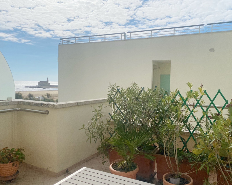 (Per INFO Mara 3481536890) A Caorle, nel lungomare Trieste, in un condominio fronte mare al terzo...