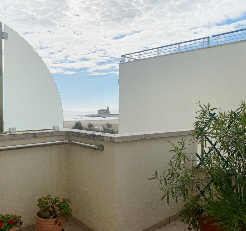 (Per INFO Mara 3481536890) A Caorle, nel lungomare Trieste, in un condominio fronte mare al terzo...