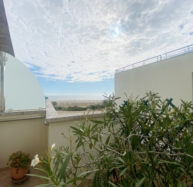 (Per INFO Mara 3481536890) A Caorle, nel lungomare Trieste, in un condominio fronte mare al terzo...