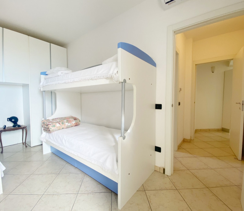 (Per INFO Mara 3481536890) A Caorle, nel lungomare Trieste, in un condominio fronte mare al terzo...