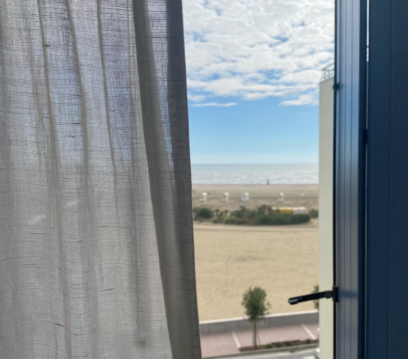 (Per INFO Mara 3481536890) A Caorle, nel lungomare Trieste, in un condominio fronte mare al terzo...