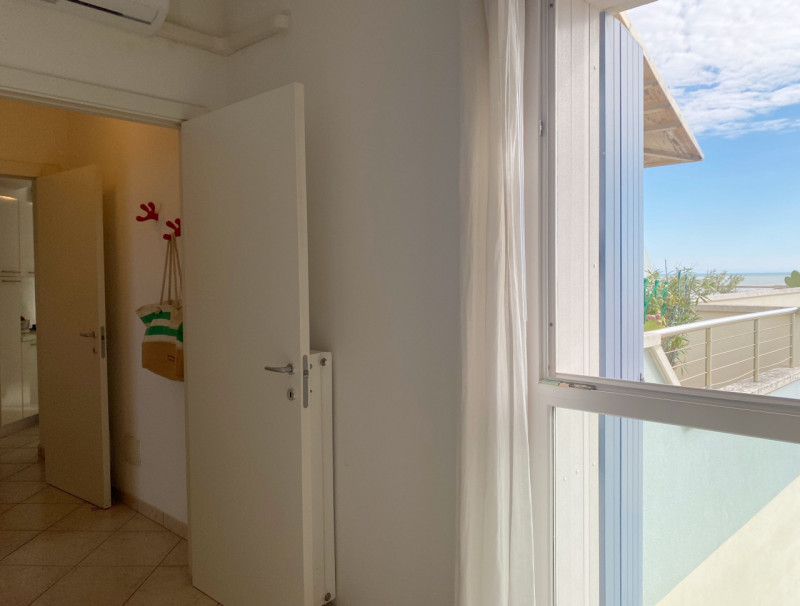 (Per INFO Mara 3481536890) A Caorle, nel lungomare Trieste, in un condominio fronte mare al terzo...