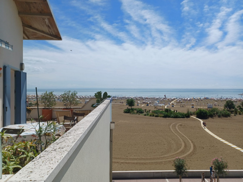 (Per INFO Mara 3481536890) A Caorle, nel lungomare Trieste, in un condominio fronte mare al terzo...