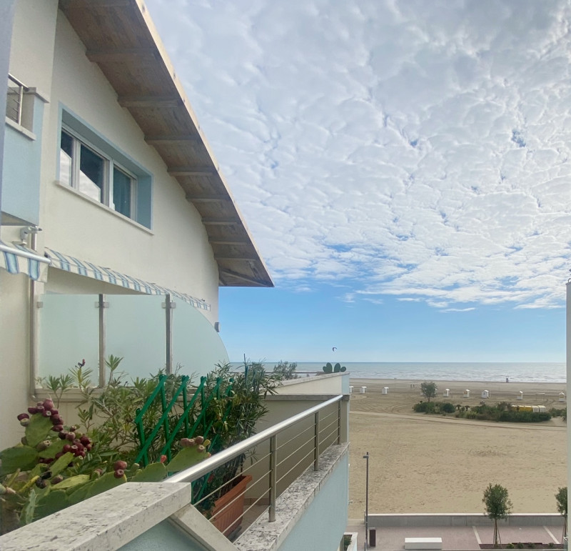 (Per INFO Mara 3481536890) A Caorle, nel lungomare Trieste, in un condominio fronte mare al terzo...