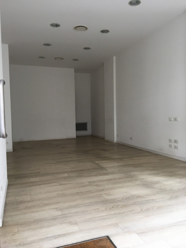 ZONA PEDONALE CENTRO STORICO - VIA ALTINATE. NEGOZIO CON AMPIA VETRINA FRONTE STRADA DI FORTE PAS...