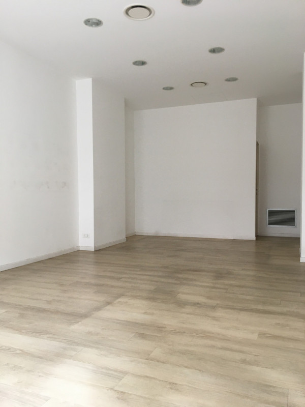 ZONA PEDONALE CENTRO STORICO - VIA ALTINATE. NEGOZIO CON AMPIA VETRINA FRONTE STRADA DI FORTE PAS...