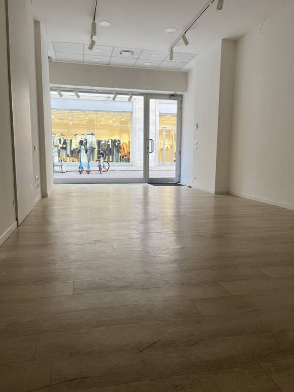 ZONA PEDONALE CENTRO STORICO - VIA ALTINATE. NEGOZIO CON AMPIA VETRINA FRONTE STRADA DI FORTE PAS...