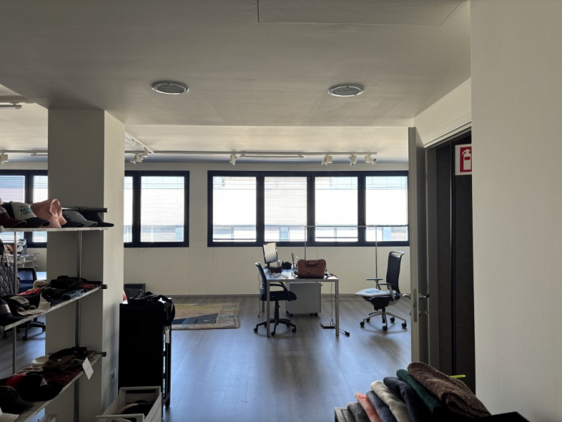 UFFICIO IN VENDITA NOVENTA PADOVANA*CAMIN* Nelle immediate vicinanze alla tangenziale e comodo al...