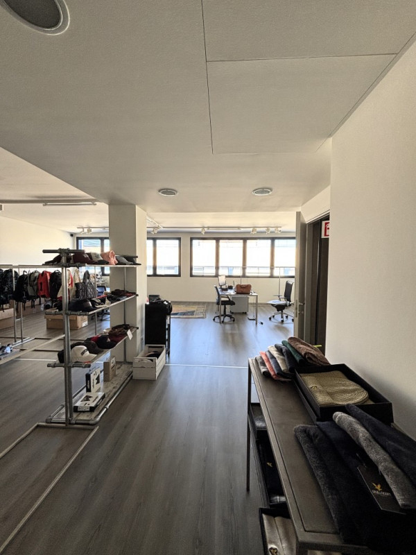 UFFICIO IN VENDITA NOVENTA PADOVANA*CAMIN* Nelle immediate vicinanze alla tangenziale e comodo al...