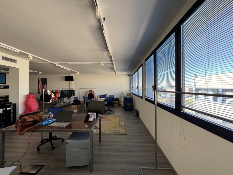 UFFICIO IN VENDITA NOVENTA PADOVANA*CAMIN* Nelle immediate vicinanze alla tangenziale e comodo al...