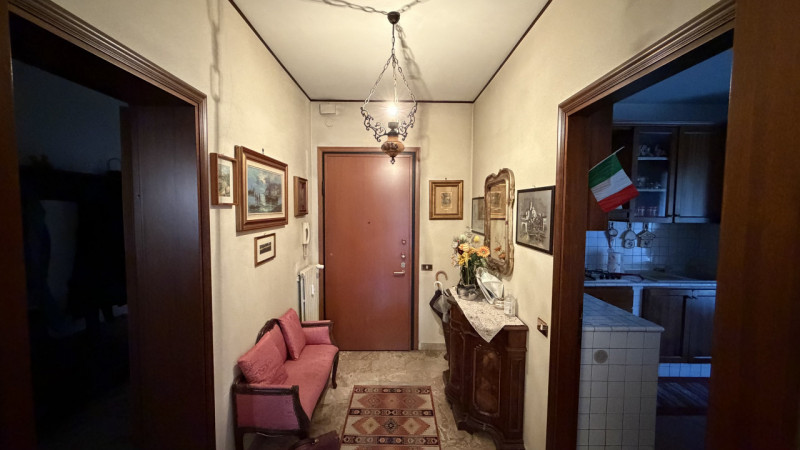 Scopri questo incantevole appartamento quadrilocale di ben 140 mq situato nel cuore della rinomat...