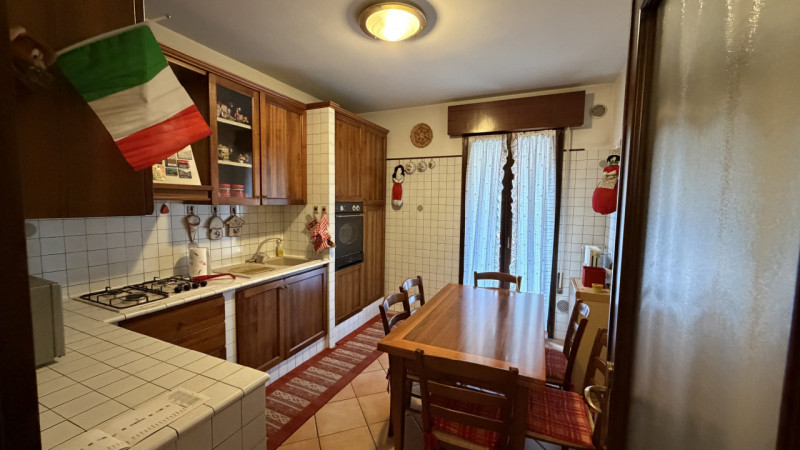 Scopri questo incantevole appartamento quadrilocale di ben 140 mq situato nel cuore della rinomat...