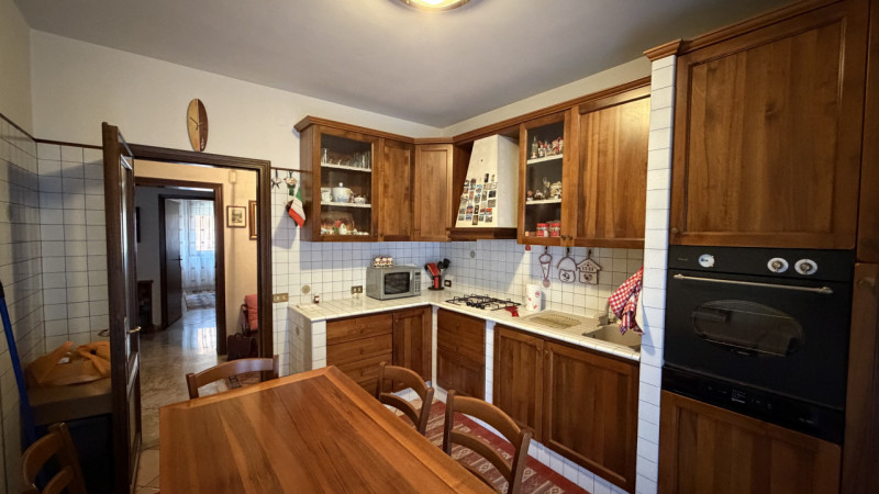 Scopri questo incantevole appartamento quadrilocale di ben 140 mq situato nel cuore della rinomat...