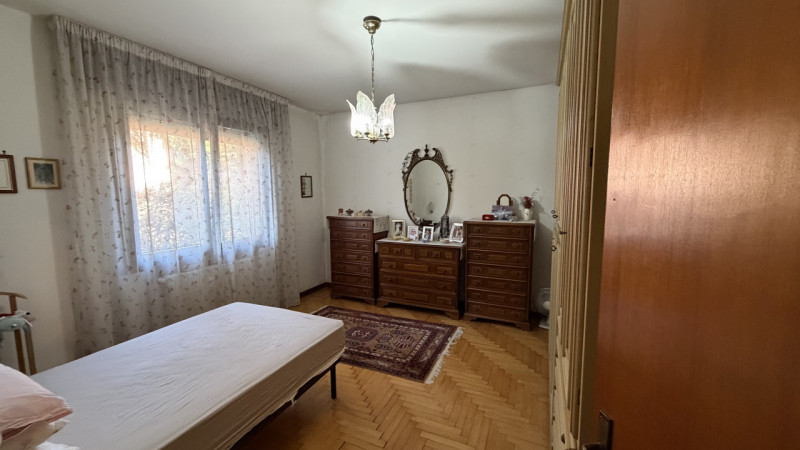 Scopri questo incantevole appartamento quadrilocale di ben 140 mq situato nel cuore della rinomat...