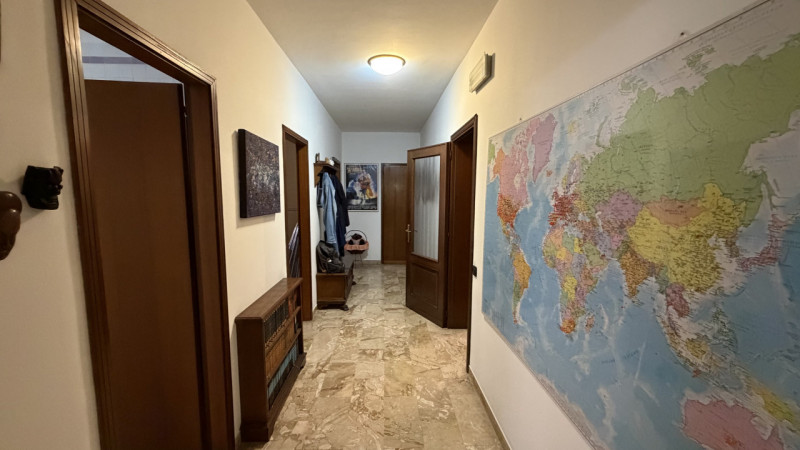 Scopri questo incantevole appartamento quadrilocale di ben 140 mq situato nel cuore della rinomat...