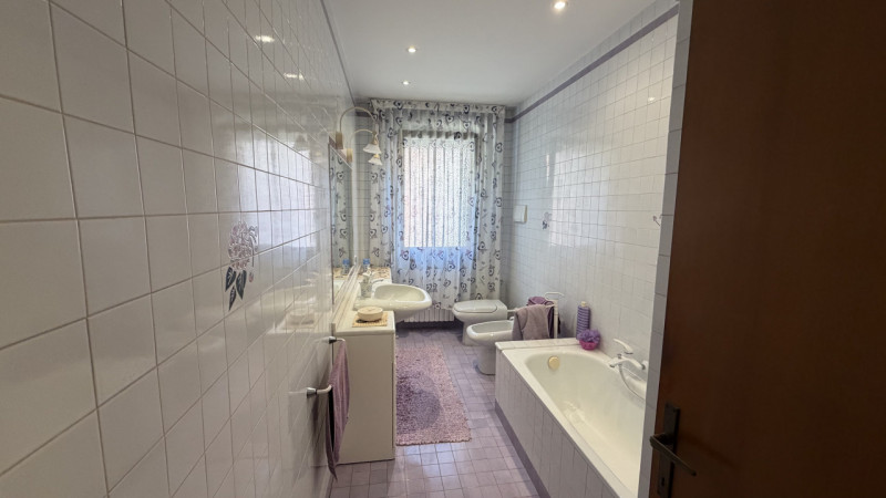 Scopri questo incantevole appartamento quadrilocale di ben 140 mq situato nel cuore della rinomat...