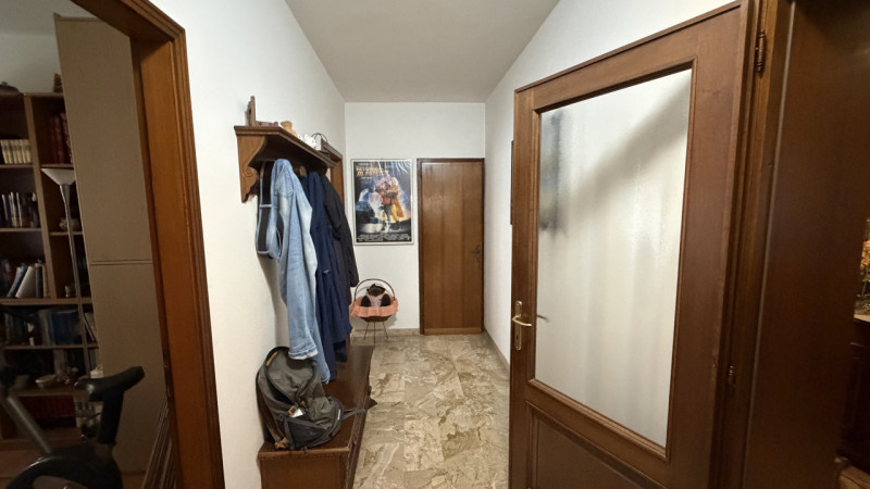 Scopri questo incantevole appartamento quadrilocale di ben 140 mq situato nel cuore della rinomat...