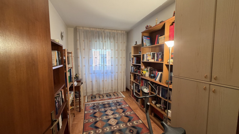 Scopri questo incantevole appartamento quadrilocale di ben 140 mq situato nel cuore della rinomat...