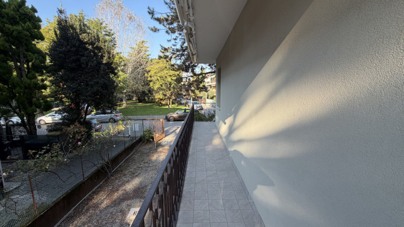 Scopri questo incantevole appartamento quadrilocale di ben 140 mq situato nel cuore della rinomat...