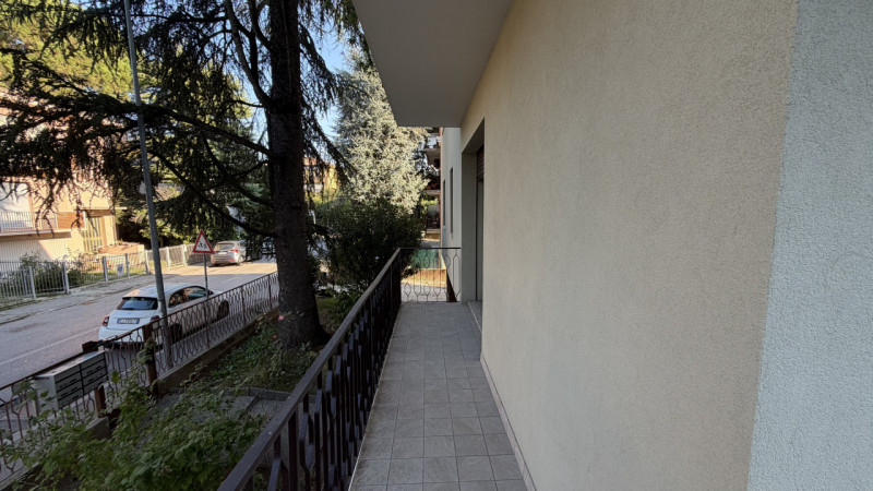 Scopri questo incantevole appartamento quadrilocale di ben 140 mq situato nel cuore della rinomat...