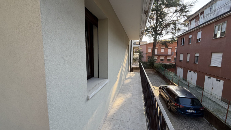 Scopri questo incantevole appartamento quadrilocale di ben 140 mq situato nel cuore della rinomat...