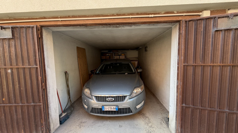 Scopri questo incantevole appartamento quadrilocale di ben 140 mq situato nel cuore della rinomat...