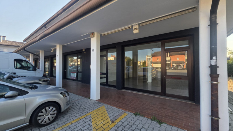 In posizione di forte passaggio, lungo la strada principale che collega Castelfranco Veneto e Res...