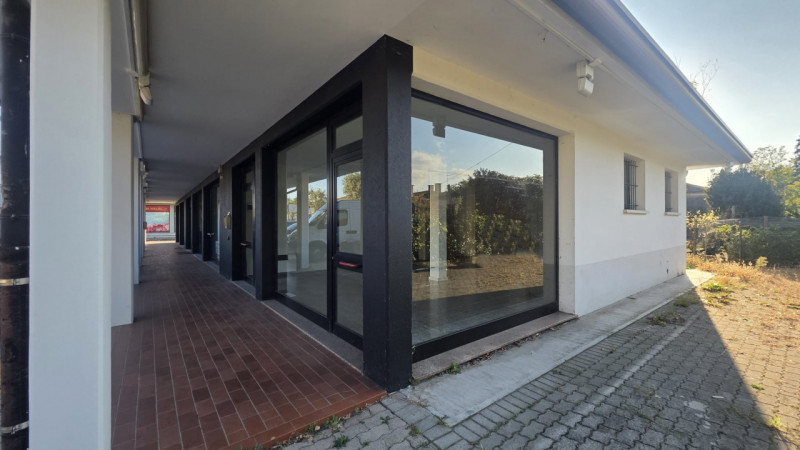 In posizione di forte passaggio, lungo la strada principale che collega Castelfranco Veneto e Res...