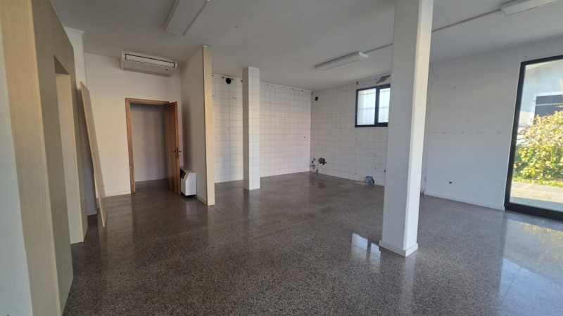 In posizione di forte passaggio, lungo la strada principale che collega Castelfranco Veneto e Res...