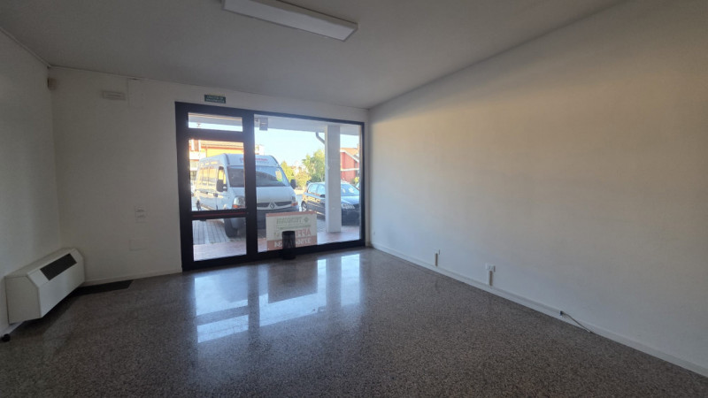 In posizione di forte passaggio, lungo la strada principale che collega Castelfranco Veneto e Res...