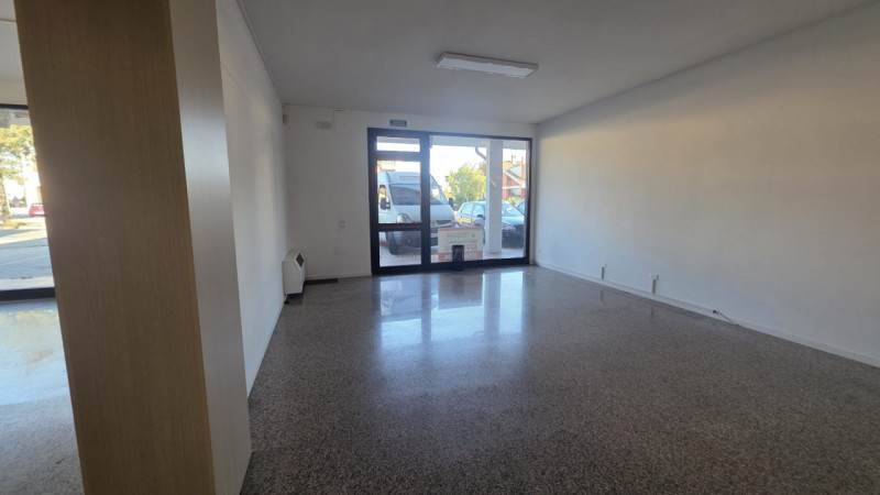 In posizione di forte passaggio, lungo la strada principale che collega Castelfranco Veneto e Res...
