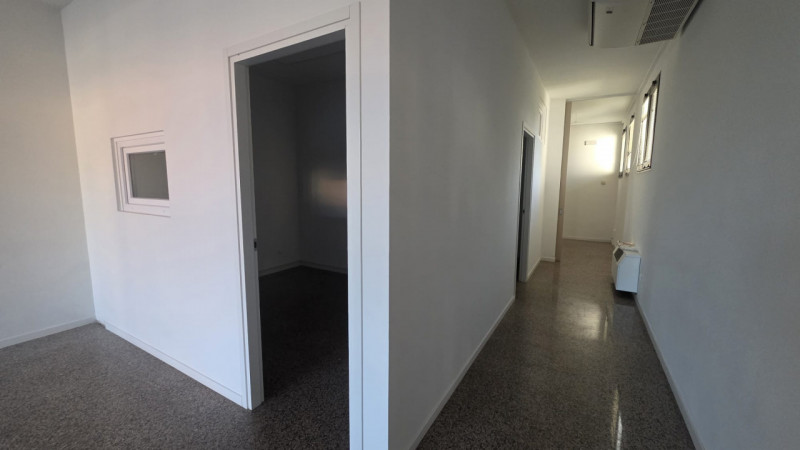 In posizione di forte passaggio, lungo la strada principale che collega Castelfranco Veneto e Res...