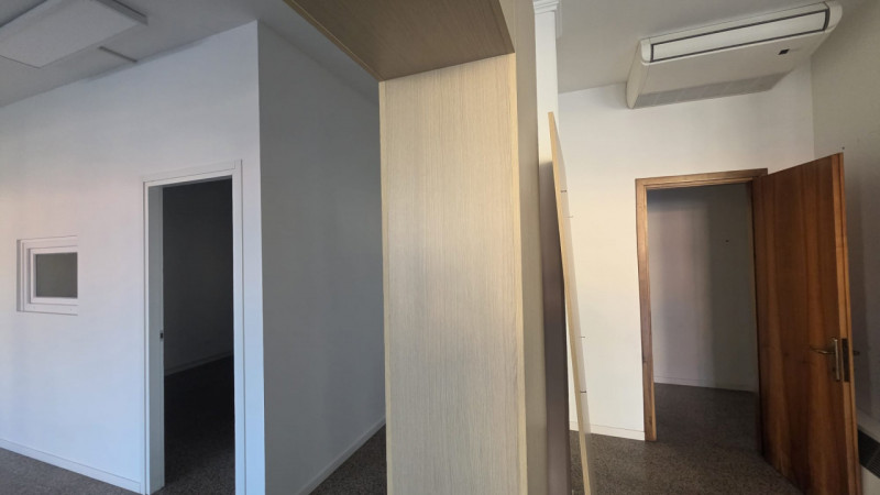In posizione di forte passaggio, lungo la strada principale che collega Castelfranco Veneto e Res...