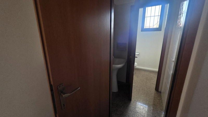 In posizione di forte passaggio, lungo la strada principale che collega Castelfranco Veneto e Res...