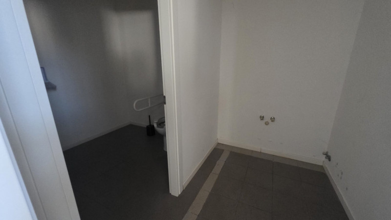 In posizione di forte passaggio, lungo la strada principale che collega Castelfranco Veneto e Res...