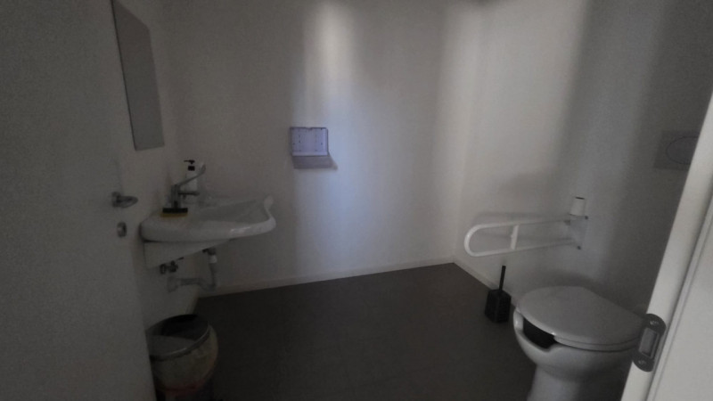 In posizione di forte passaggio, lungo la strada principale che collega Castelfranco Veneto e Res...