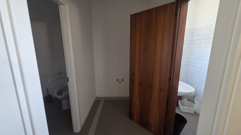In posizione di forte passaggio, lungo la strada principale che collega Castelfranco Veneto e Res...