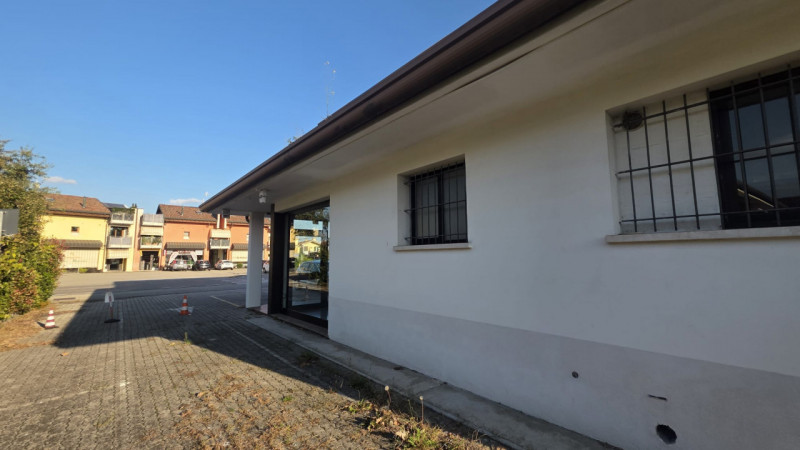In posizione di forte passaggio, lungo la strada principale che collega Castelfranco Veneto e Res...