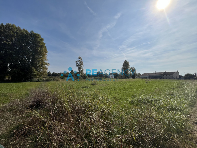 Scopri un'opportunità unica con questo terreno agricolo situato a Pojanella di Bressanvido, estes...