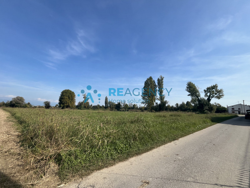 Scopri un'opportunità unica con questo terreno agricolo situato a Pojanella di Bressanvido, estes...