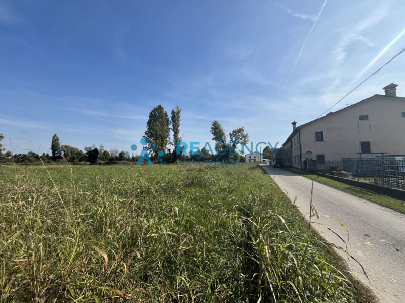 Scopri un'opportunità unica con questo terreno agricolo situato a Pojanella di Bressanvido, estes...