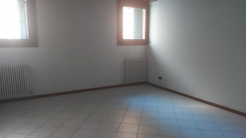 Nel cuore del centro storico ma fuori dalla zona ZTL, proponiamo in vendita un elegante ufficio a...